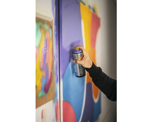 Eine Person benutzt Sprühfarbe auf einer Leinwand für Kunstprojekte.