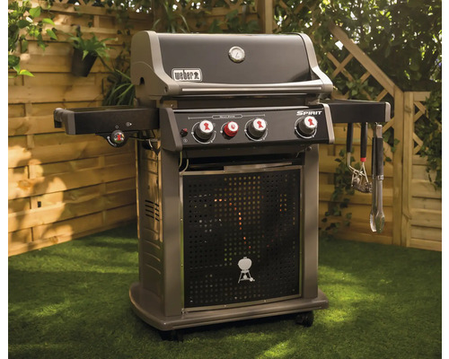 Weber Spirit Gasgrill mit drei Brennern im Garten.