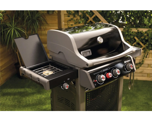 Weber Spirit Gasgrill mit Seitenkochfeld im Garten