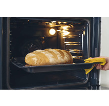 Brot auf einem Backblech im Ofen