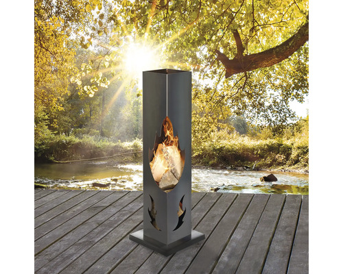 Feuersäule aus Stahl mit Flammenmuster auf einer Holzterrasse