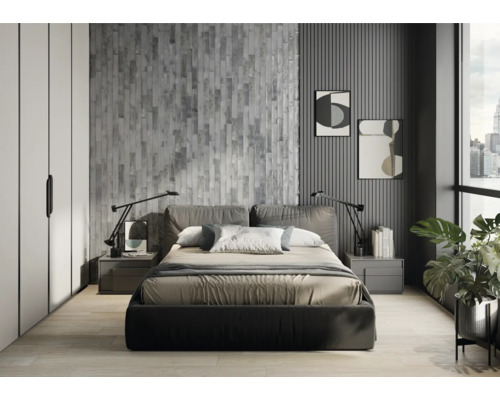 Schlafzimmer mit Bett, Nachttischen, Lampen, Bildern und Pflanzen