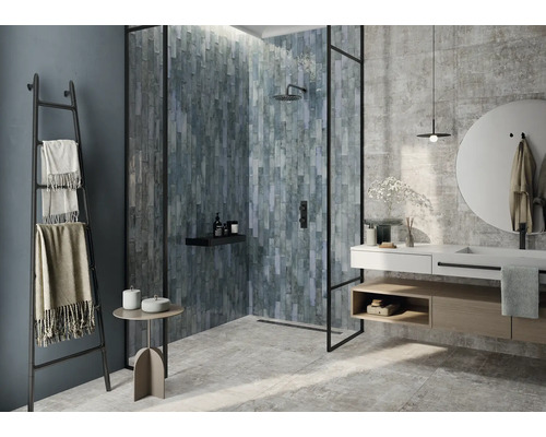 Badezimmer mit Dusche, Waschbecken, Spiegel und Handtuchhalter