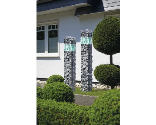 Zwei Gabionensäulen mit Steinen und Grünpflanzen im Garten.