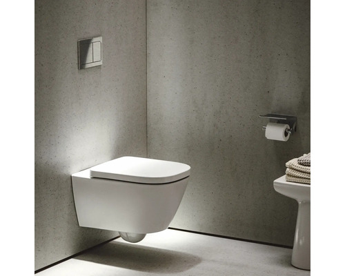 Wandhängendes WC in einem modernen Badezimmer mit Betätigungsplatte und Toilettenpapierhalter