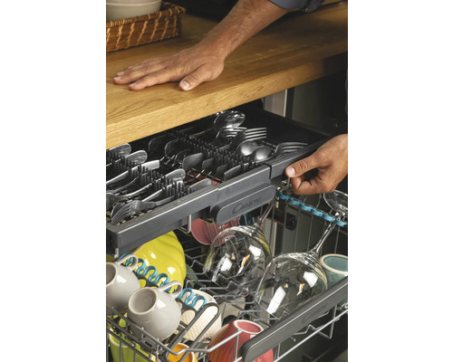 Geschirrspüler mit Besteckschublade und Geschirr