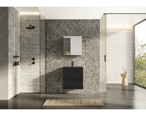 Modernes Badezimmer mit Dusche, Waschtisch und Spiegel