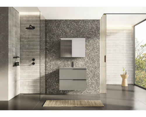 Modernes Badezimmer mit Waschtisch, Spiegelschrank und Dusche.