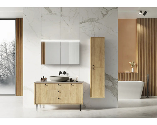 Badezimmer mit Waschtischunterschrank, Aufsatzwaschbecken, Spiegelschrank, Hochschrank und Badewanne in hellem Design