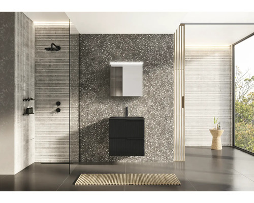 Modernes Badezimmer mit Dusche, Waschbeckenunterschrank, Spiegelschrank und großem Fenster für ein helles, organisiertes Ambiente.