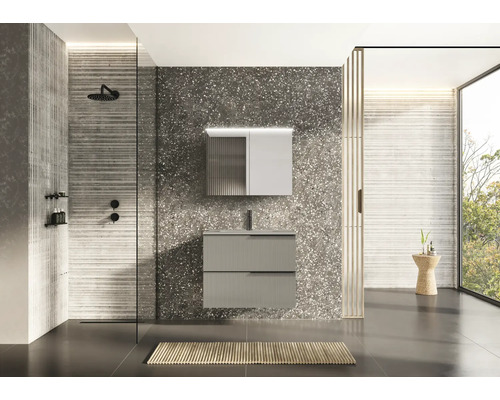 Modernes Badezimmer mit Waschtisch, Spiegelschrank, Dusche und großem Fenster