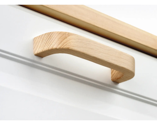 Holzgriff an einer weißen Schranktür