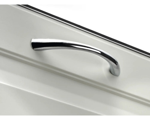 Detailaufnahme eines Möbelstücks mit einem silberfarbenen Griff