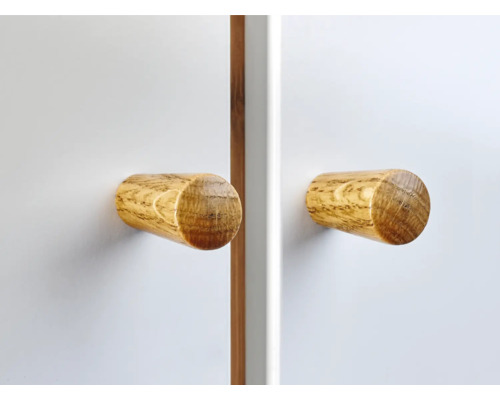 Zwei runde Holzknöpfe an einer Tür