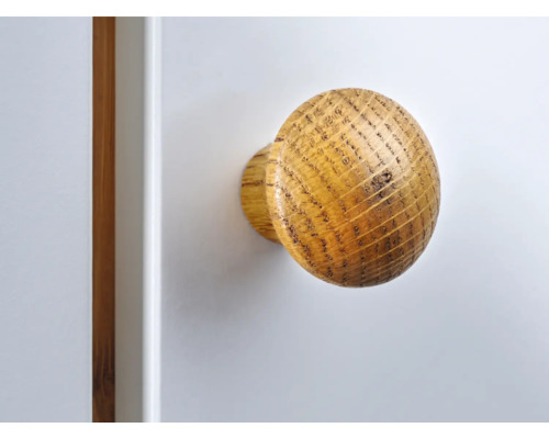 Holzknopf an einer Schranktür