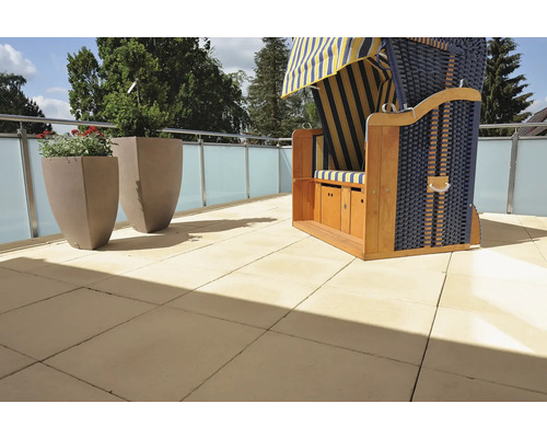 Terrasse mit Pflanzkübeln und Strandkorb