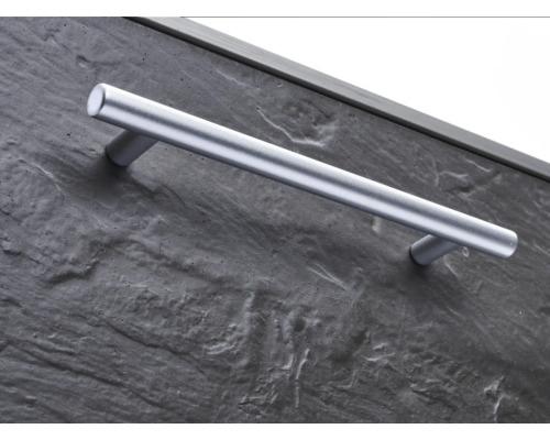 Schrank mit silberfarbenem Griff