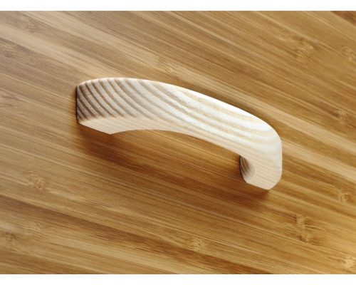 Holzgriff auf Bambusplatte