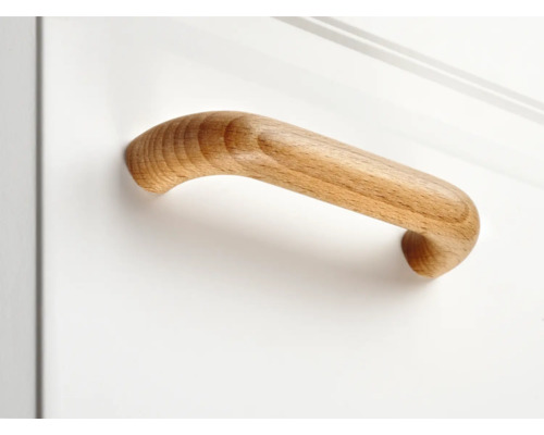 Holzgriff an einer weißen Schranktür