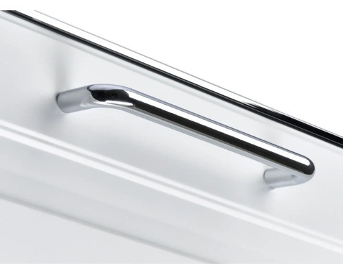 Chromfarbener Möbelgriff an einer weißen Schublade