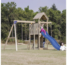 Spielplatz mit Schaukel, Rutsche und Kletterturm für Kinder im Garten