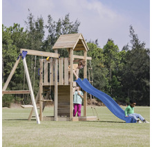 Spielplatz mit Rutsche, Schaukel und Kletterturm für Kinder im Garten.