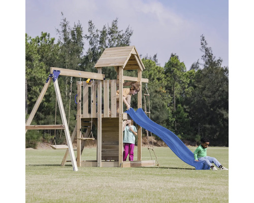 Spielplatz mit Rutsche, Schaukel und Kletterturm für Kinder im Garten.