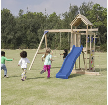 Spielplatz mit Schaukeln, Rutsche, Kletterwand und Spielhaus aus Holz im Garten