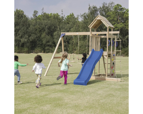 Spielplatz mit Schaukeln, Rutsche, Kletterwand und Spielhaus aus Holz im Garten