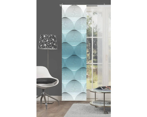 Dekorativer Schiebevorhang mit geometrischem Muster vor Fenster