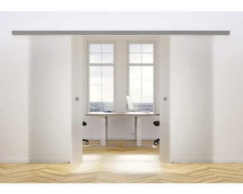 Doppelschiebetür aus Glas vor hellem Arbeitszimmer