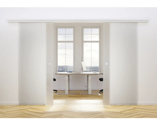 Zwei weiße Glasschiebetüren in einem Raum mit einem Schreibtisch vor einem Fenster