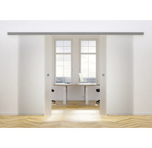 Zwei Glasschiebetüren mit Metallschiene öffnen sich zu einem Arbeitszimmer mit Schreibtisch.