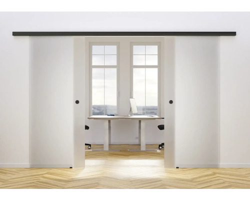 Zwei Glasschiebetüren öffnen den Blick auf einen Arbeitsbereich mit Schreibtisch und Computer