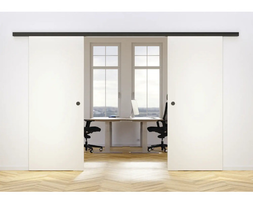 Zwei weiße Schiebetüren mit schwarzer Schiene vor einem Arbeitszimmer
