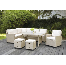 Gartenset mit Rattansofa, Sessel, Tisch und Hockern auf einer Terrasse