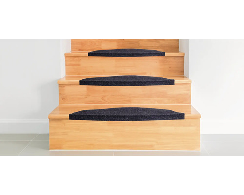 Holztreppe mit Teppichstufenmatten