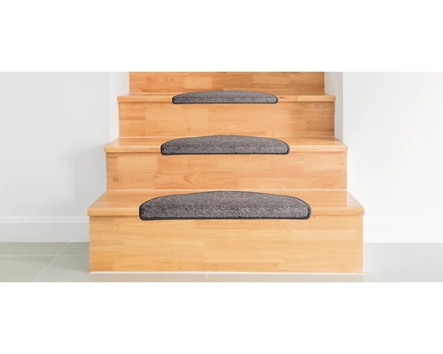 Holztreppe mit grauen Stufenmatten