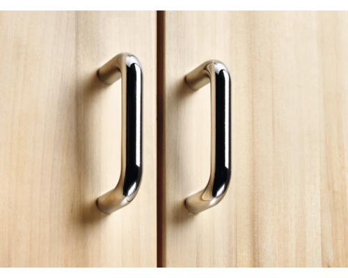 Zwei Schranktüren mit silberfarbenen Griffen