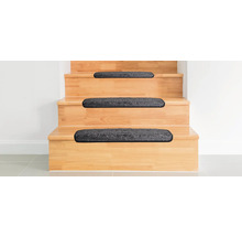 Holztreppe mit Teppichstufenmatten