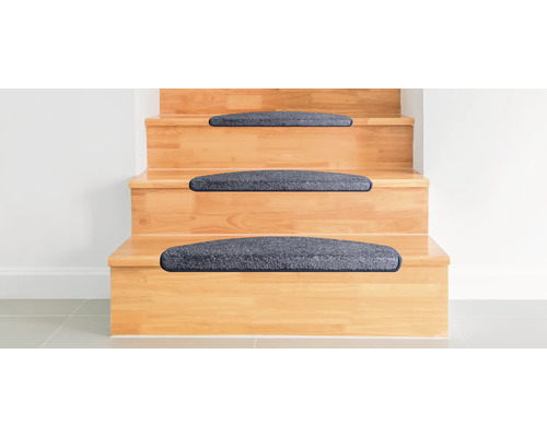Holztreppe mit grauen Teppichstufenmatten