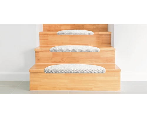 Holztreppe mit Teppichstufenmatten