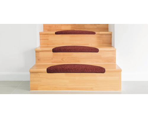 Holztreppe mit Teppichstufenmatten