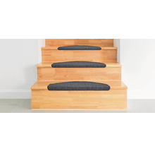 Holztreppe mit grauen Treppenmatten
