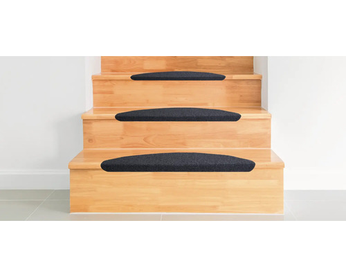 Holztreppe mit schwarzen Treppenstufenmatten