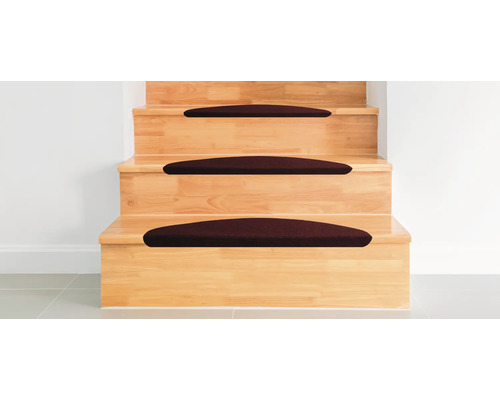 Holztreppe mit Stufenmatten