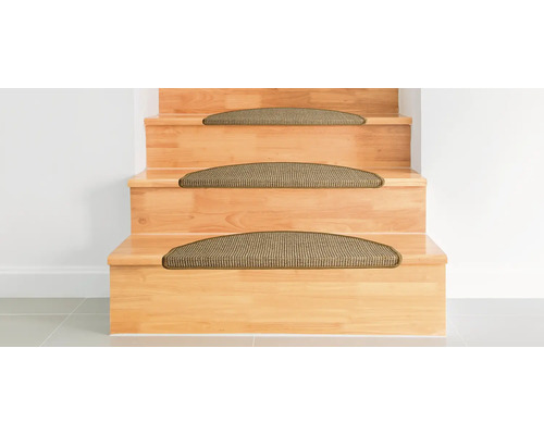 Holztreppe mit Stufenmatten