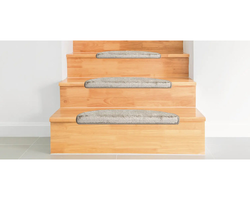 Holztreppe mit Teppichstufenmatten