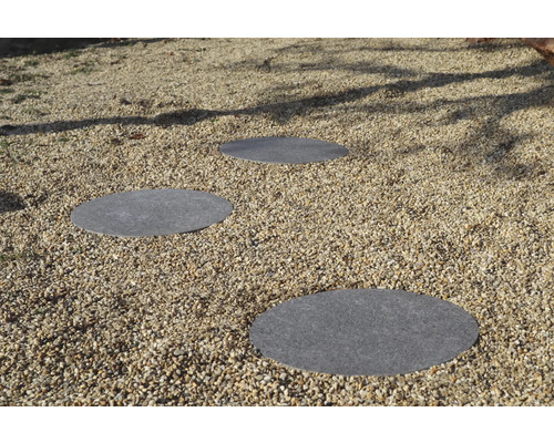 Drei runde Trittplatten aus Stein auf Kies