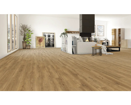 Heller Wohnraum mit Laminatboden in Holzoptik, Kamin und weißen Möbeln.